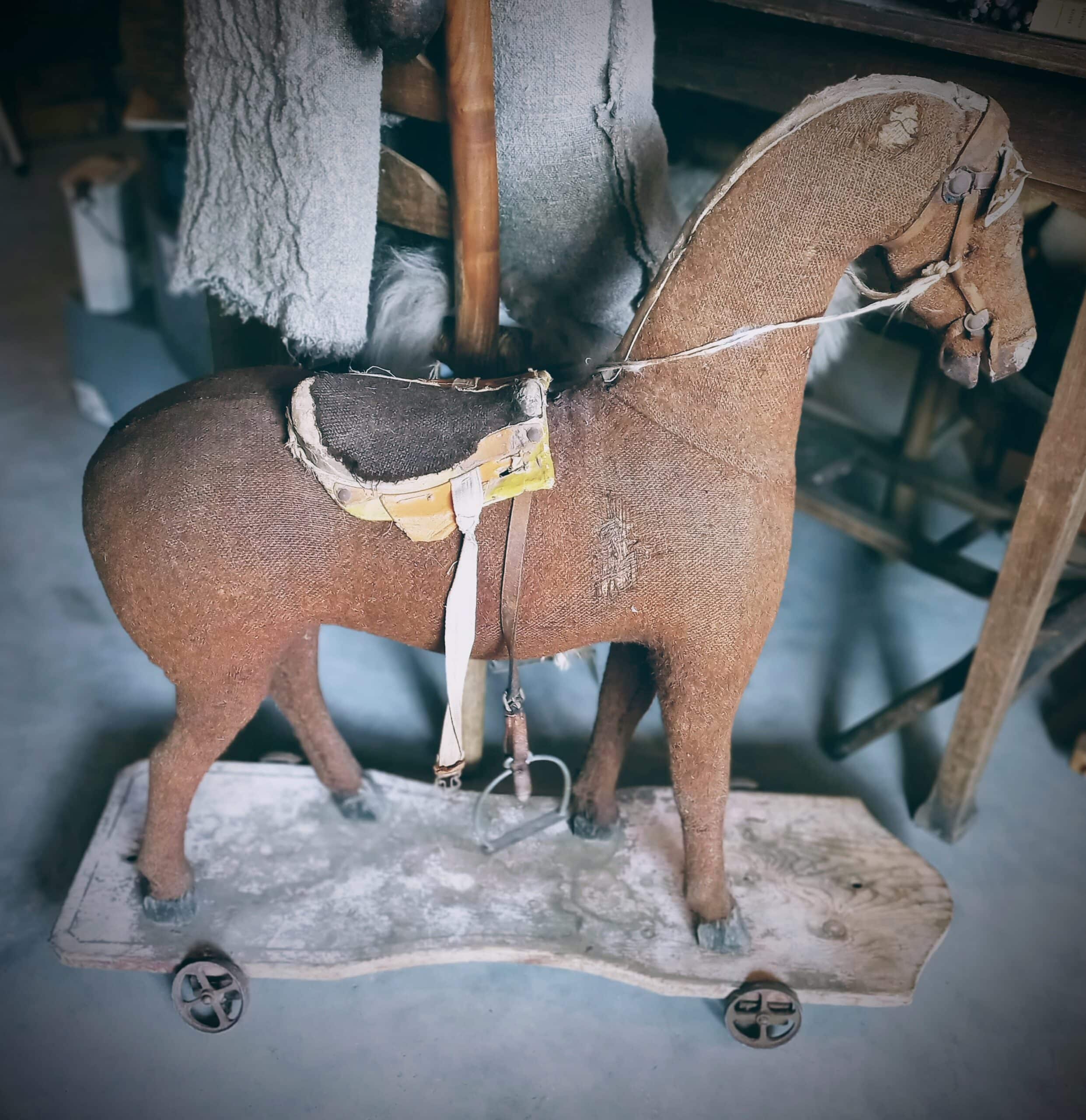 Antiek Paard op wielen | Brocante