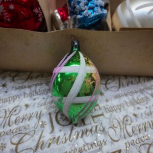Oude Glazen Kerstbal Pegel Groen/ Wit&Roze Geverfd 8cm (80)