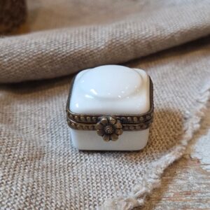 Limoges Porselein Pillendoosje met Bloemsluiting