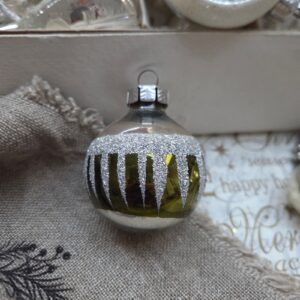 Glazen Kerstbal Zilver/Donker Groen met Glasgruis 5cm (80)