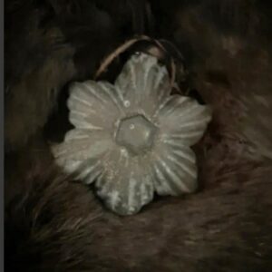 Binnenkort!...Sobere Glazen Hanger Bloem Grijs 7,5cm