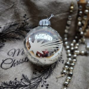 Omschrijving Glazen Kerstbal | Zilver/Wit Geverfd/Glitter| 7cm (82)