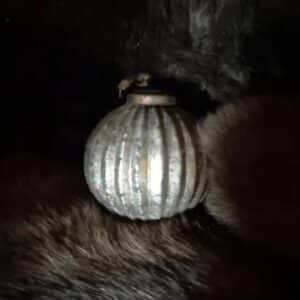 Binnenkort!...Sobere Glazen Kerstbal Gestreept Vergrijsd/Zilver 10cm