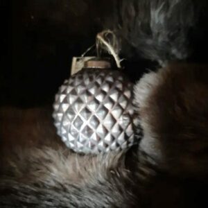 Binnenkort!...Sobere Glazen Kerstbal Vergrijsd/Zilver 10cm